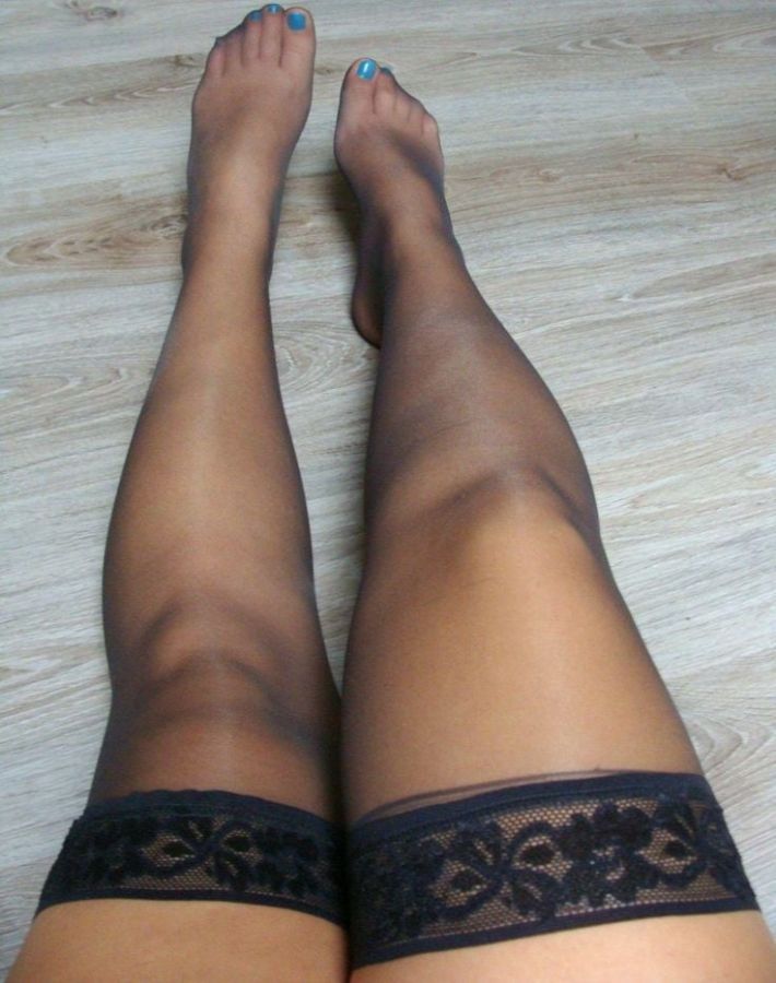 Женские ножки в чулках 
